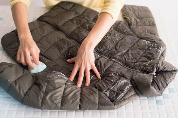 スポンジで表面の汚れを落とす