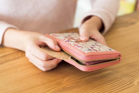 つくった買い物リストは財布に入れてスーパーへ