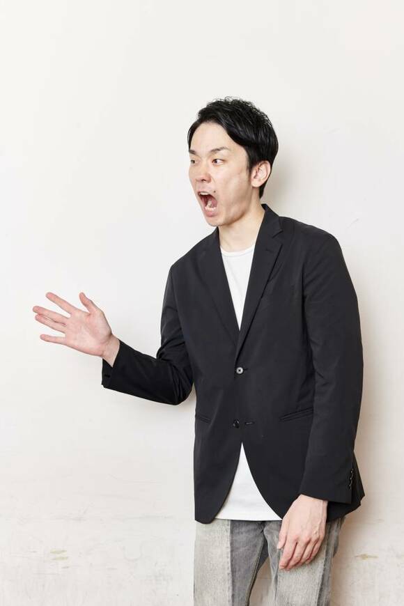 横ツッコミをする様子