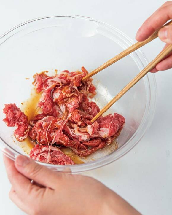 牛肉に焼き肉のタレをからめる