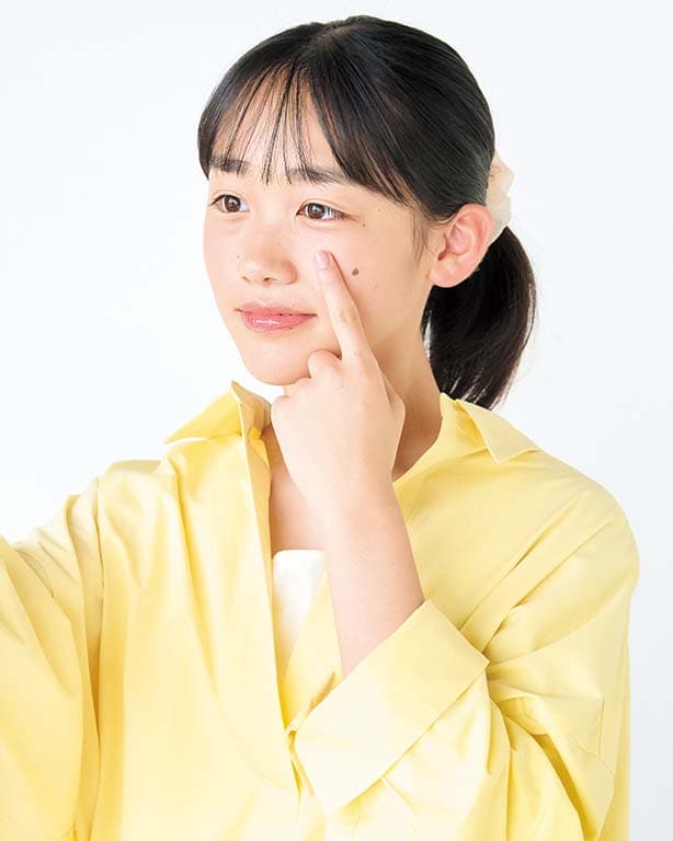 ニキビのケアをする娘さん