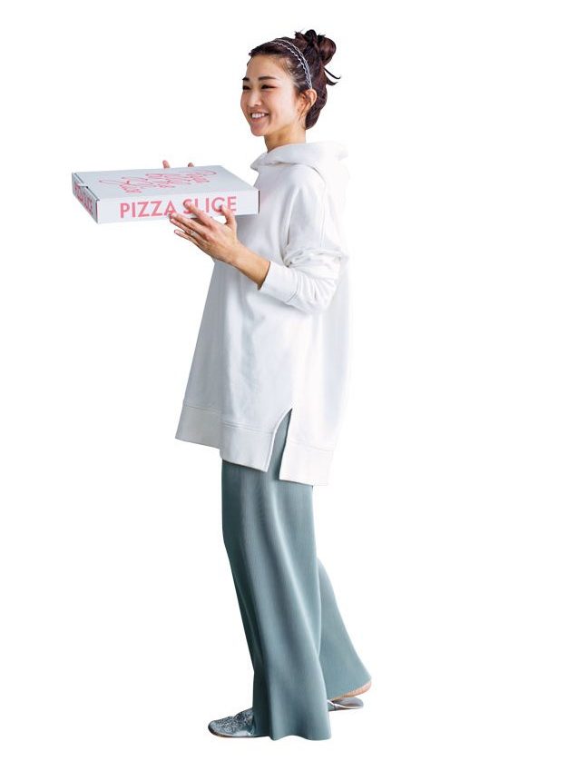 ピザを持つ白シャツ女性