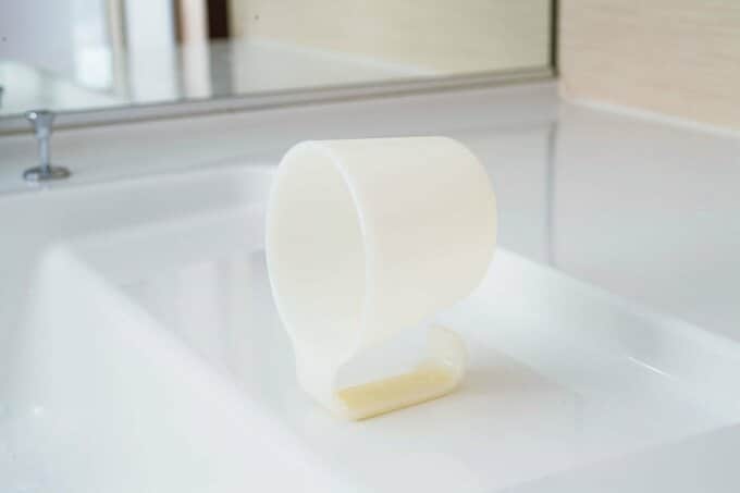 コップの持ち手部分を寝かせる