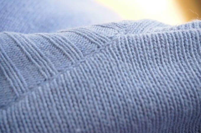 青いニットの繊維