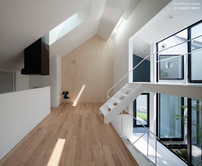 中庭の半層上にLDK