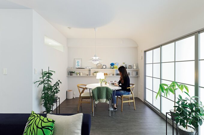 アール加工された天井がリラックスできるダイニング