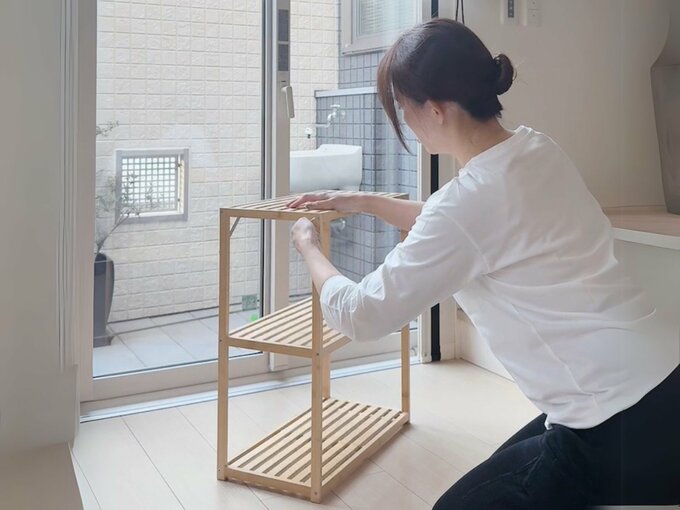 竹材 フリーラックを組み立てる女性