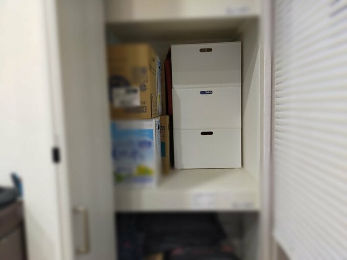 防災グッズはリビングにまとめて収納