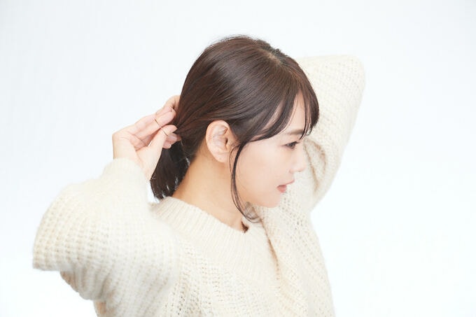 髪をまとめる女性