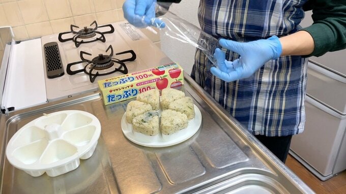 おにぎりを調理するみさきさん