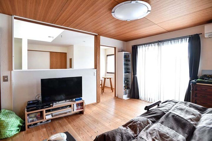 室内窓のある寝室