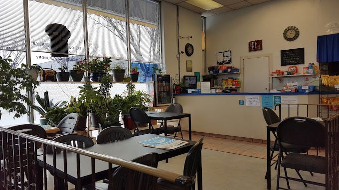 Laundry cafe 手前にランドリースペースがある