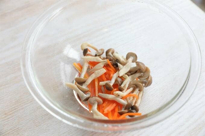 ボウルにニンジンとキノコ