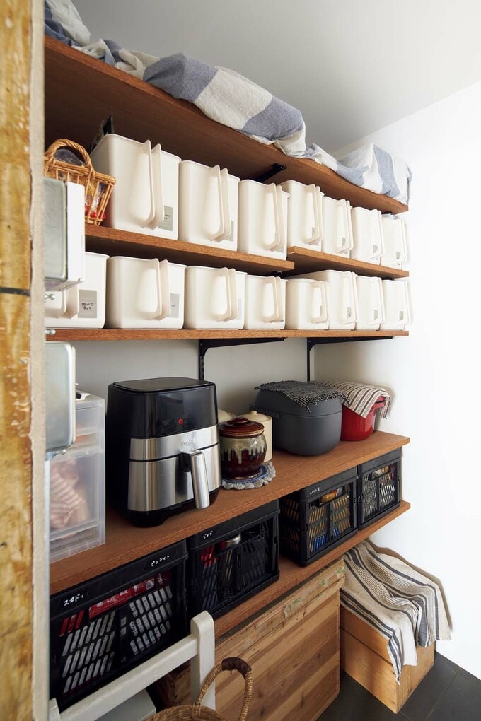 キッチン背面のパントリー