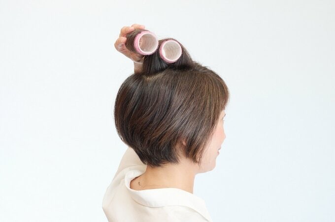 マジックカーラーをつける女性