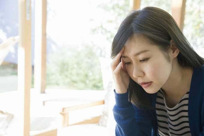 頭をおさえる女性