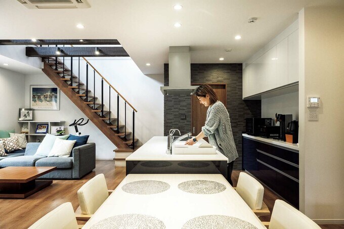 キッチンとダイニングテーブルは横並び