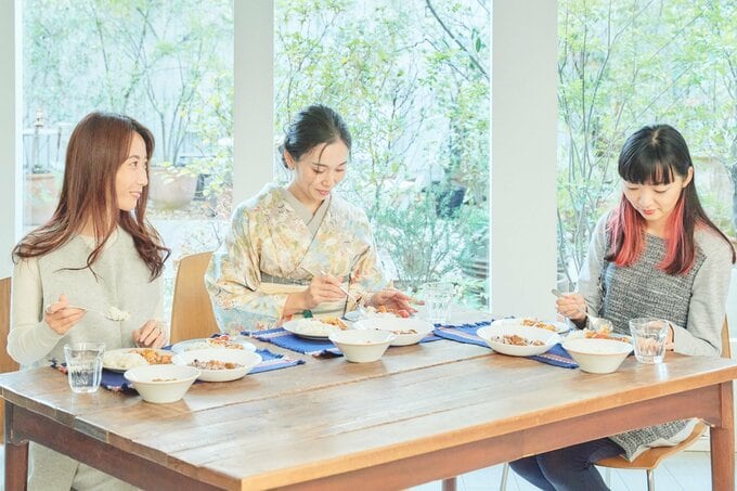 カレーを食べる女性