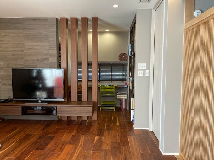 キッチン側から見たリビングにあるスタディースペース