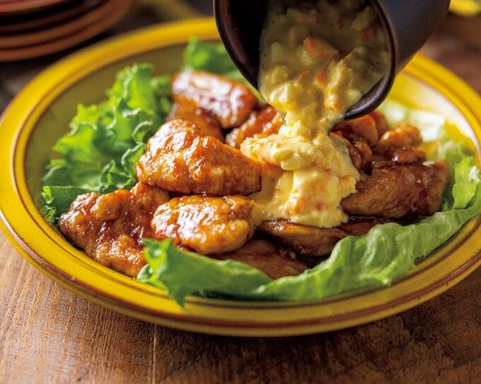 お皿に盛りつけられたレンチンタルタルのチキン南蛮