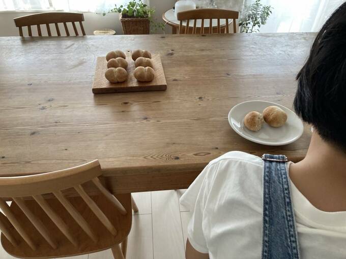 食卓にパンが並んでいる