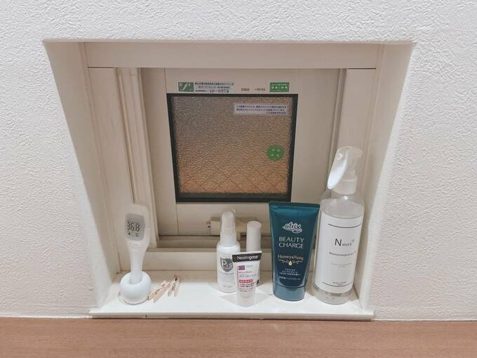 窓際に消毒液やハンドクリーム、除菌スプレーなど