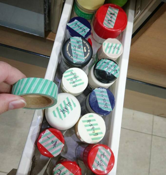 調味料にラベルを貼った様子