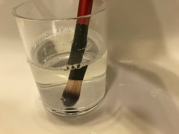 深型のケースにぬるま湯を入れ、ブラシを入れて撹拌