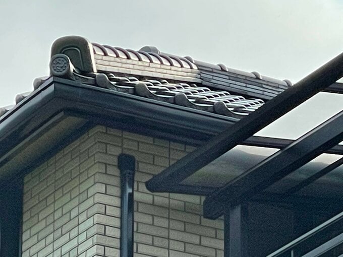 修理後の屋根瓦と外壁
