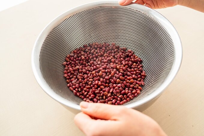 沸騰したら5分ゆで、ザルにあげて湯を捨てる。