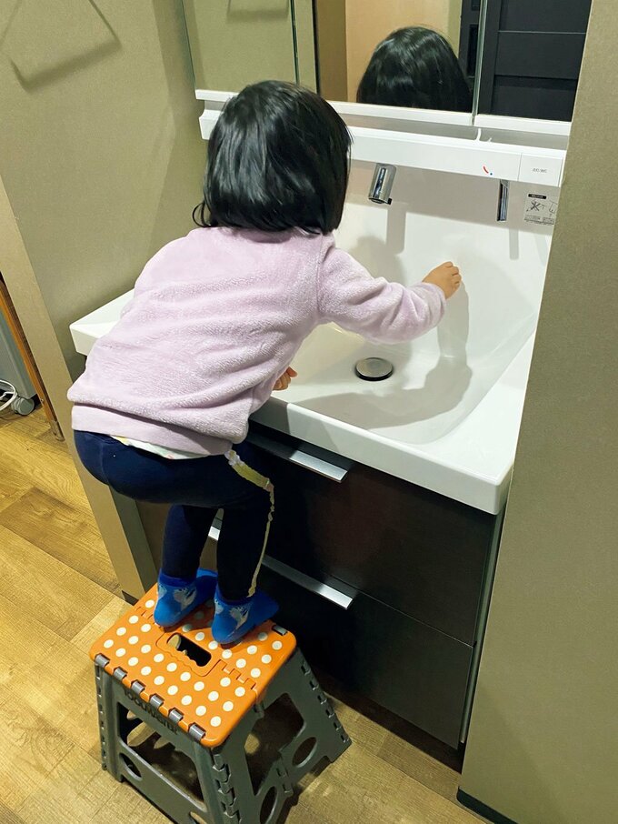 女の子洗面台のお掃除