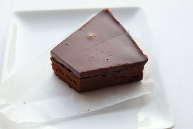 かじるショコラケーキ 生チョコ仕立て食べかけ