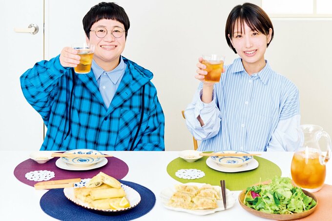 ドリンクを片手に持つ長谷川あかりさんと近藤春奈さん