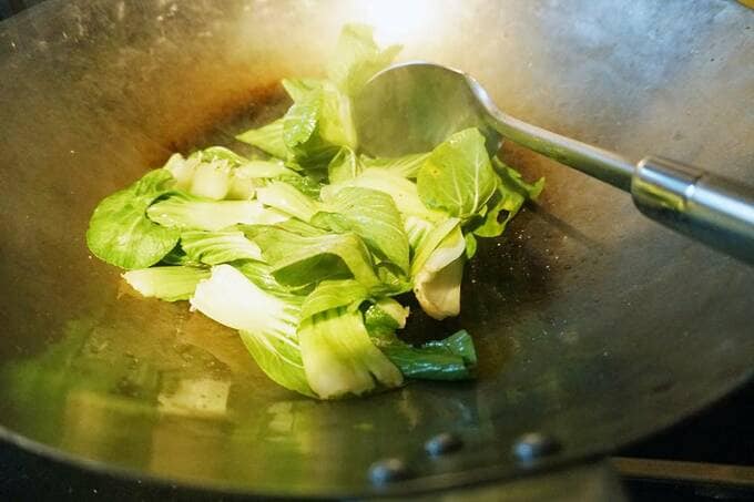 スチール鍋に野菜