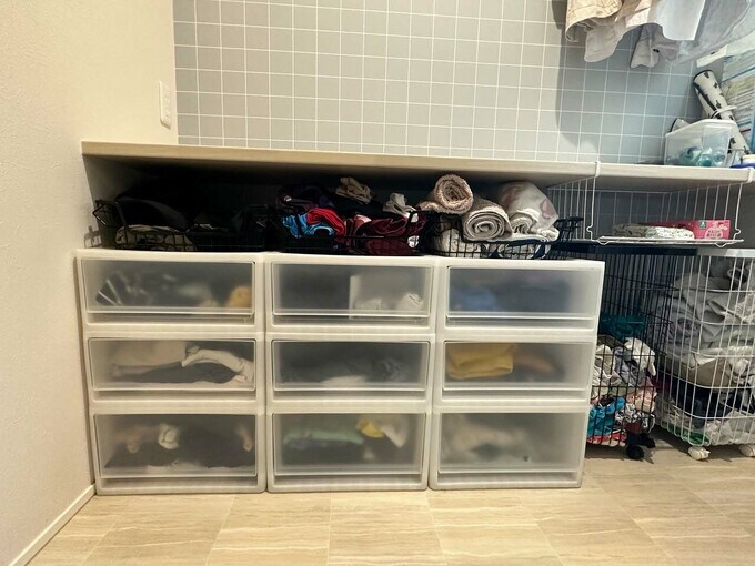 ランドリールームのカウンター下収納