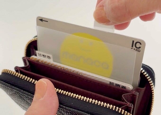 ラベリングされたICカードを財布から取り出す様子