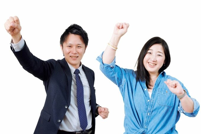 拳を上げる市川さんと中野さん