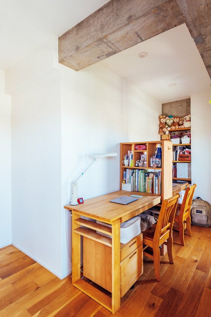 納戸だった小さなスペースは、子ども部屋のデスクコーナーとして活用