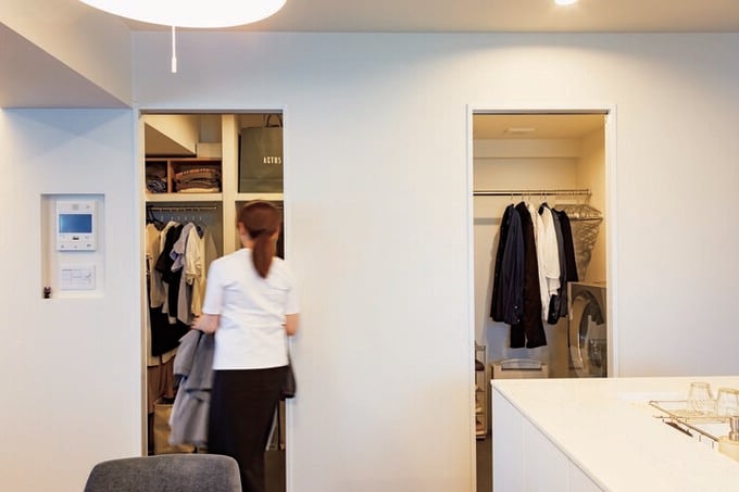 隣同士に配置されたウォークインクロゼットとランドリールーム