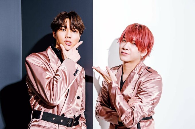 ポーズを決める二人