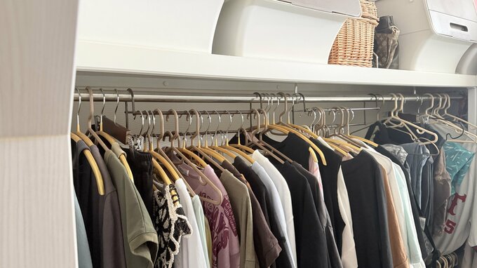 大量の服を入れたクローゼット