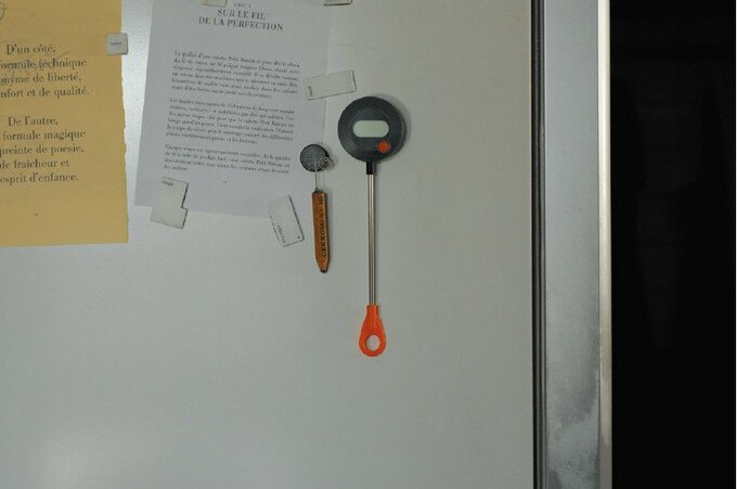 マグネットつき、電池交換をLOWで表示、表示が読みやすい角度に動く優れも ののデジタルクッキング温度計。アマゾンにて購入。