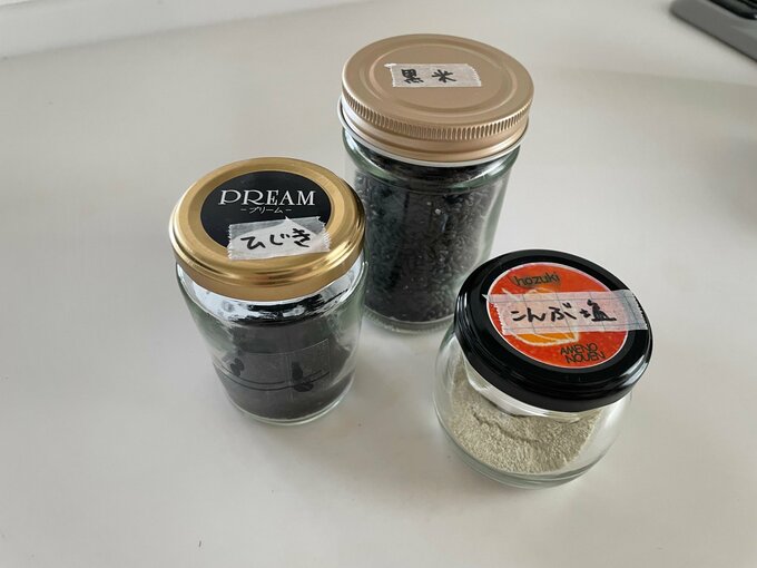 乾物を入れたフタつきビン