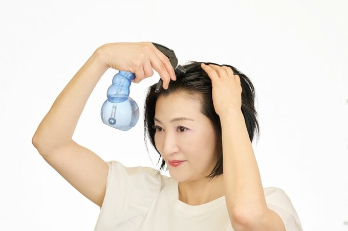 前髪の根元付近に水スプレーをして、しっかり濡らす