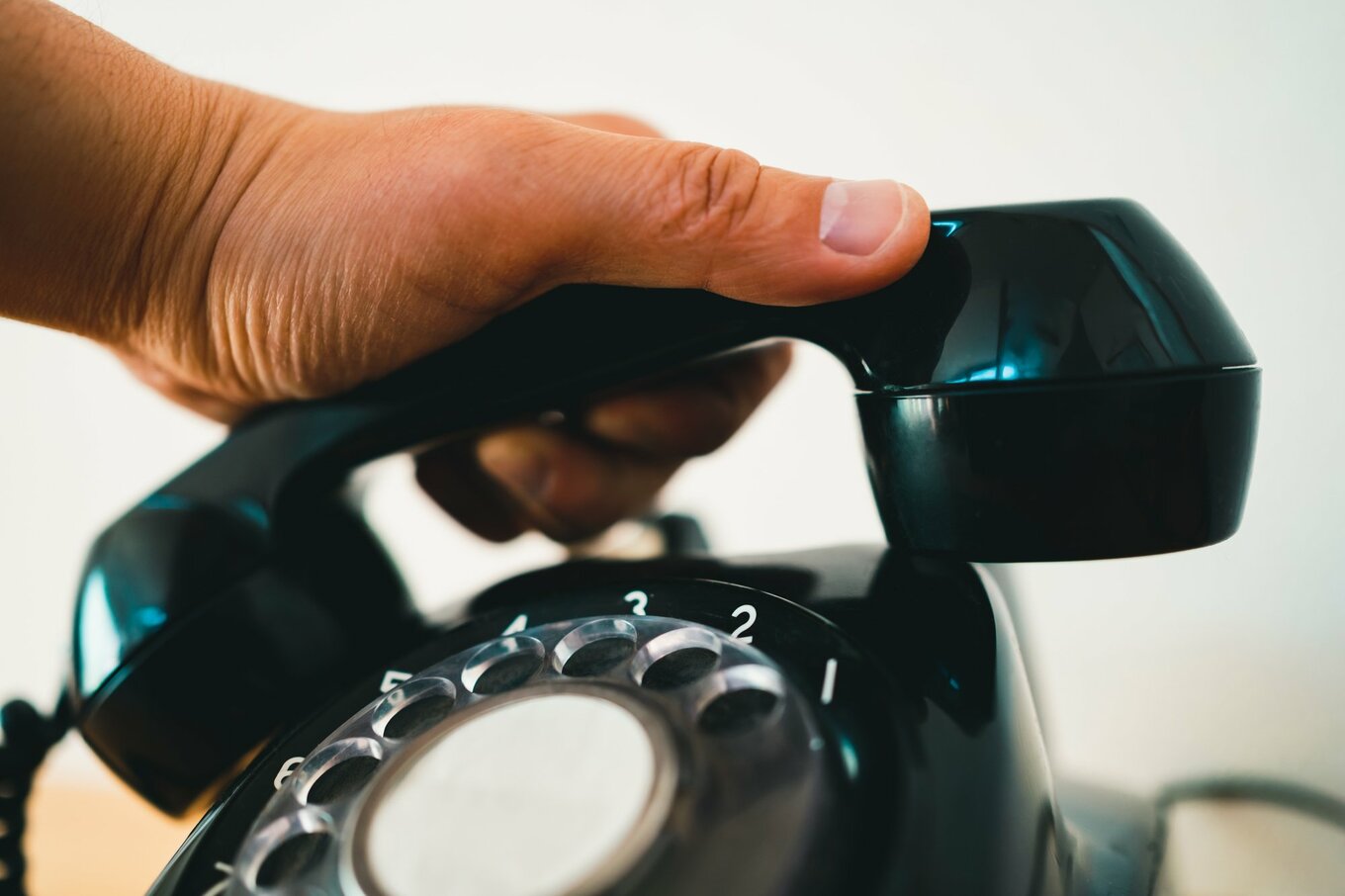 [写真](1ページ目)80代の祖父が「電話番号を教えてしまった…」。選挙にマルチ、怪しい勧誘の実話 オンライン）