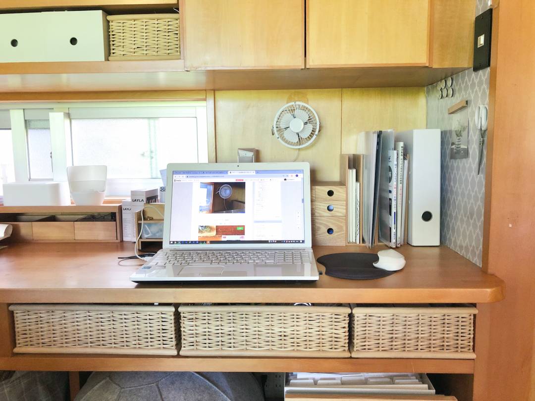 100円の透明シールフックで。ミニ扇風機は浮かせて掃除しやすく | ESSEonline(エッセ オンライン)