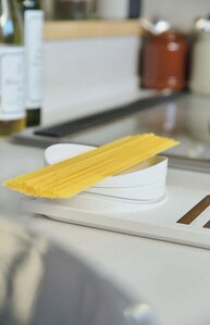 フタに傾斜のあるスケールは長いパスタも安定して量れる