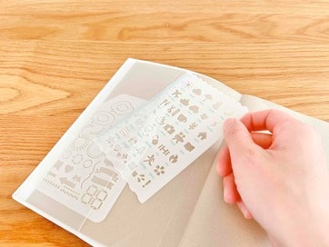 紙の手帳派に。セリアの「デザインプレート」をなぞるだけでかわいいイラストが出現。永遠に使える