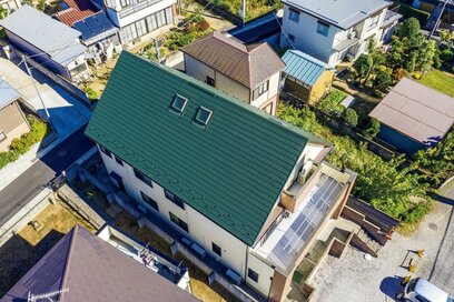 進化する屋根材を編集部がチェック。断熱性能アップ＆地震の揺れを軽減する商品も