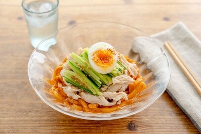 冷凍うどんですぐ完成「ビビン麺」の簡単レシピ。ピリ辛ダレで食欲も進む